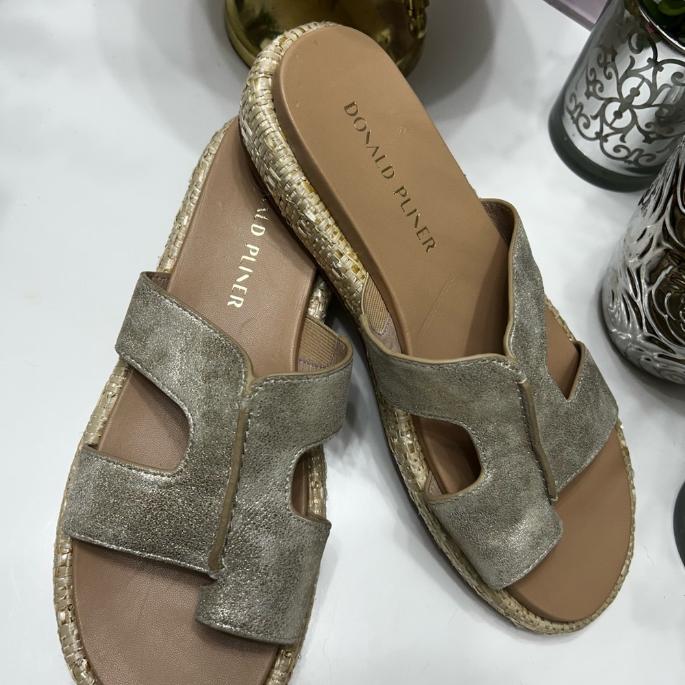 Donald J Pliner Women's Addara Flat Gold Slide Sandals Size 7.5 - Picture 5 of 9